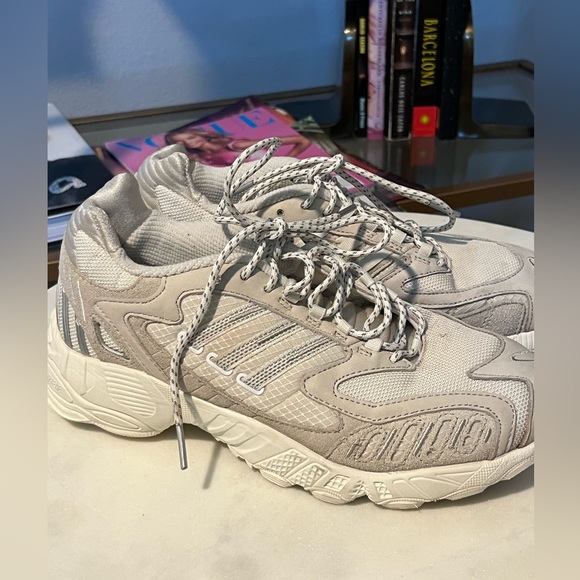 Like new Adidas White Torsion sneakers - Picture 2 of 4